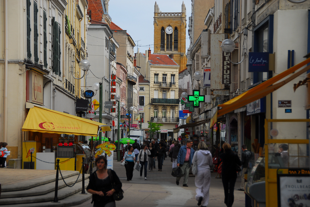 Une des rues principales du centre-ville de Roanne